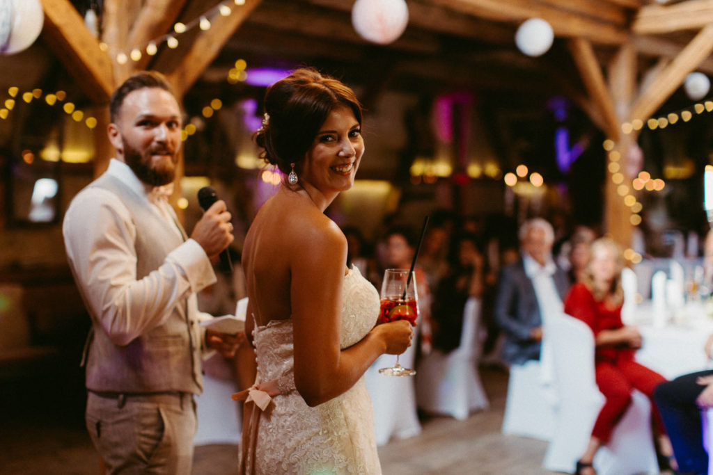 hochzeitsfotograf-kerim-kivrak-scheunenhochzeit-balzhausen-hochzeitslocation-lenderstuben-boho-destination-wedding-photographer-trauung-standesamt-hochzeitsfotoalbum-hochzeitsdeko-0172