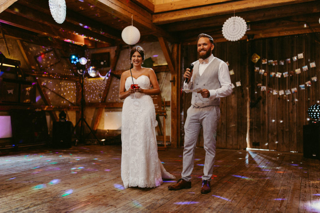 hochzeitsfotograf-kerim-kivrak-scheunenhochzeit-balzhausen-hochzeitslocation-lenderstuben-boho-destination-wedding-photographer-trauung-standesamt-hochzeitsfotoalbum-hochzeitsdeko-0178