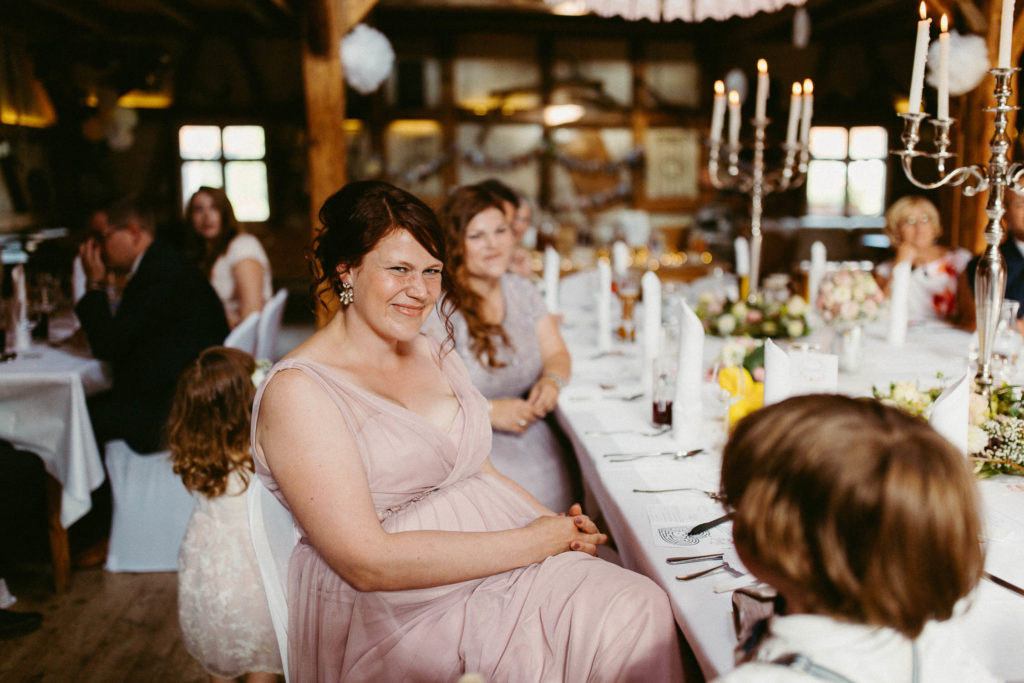 hochzeitsfotograf-kerim-kivrak-scheunenhochzeit-balzhausen-hochzeitslocation-lenderstuben-boho-destination-wedding-photographer-trauung-standesamt-hochzeitsfotoalbum-hochzeitsdeko-0179