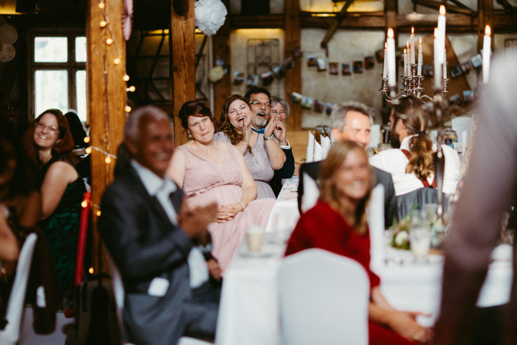 hochzeitsfotograf-kerim-kivrak-scheunenhochzeit-balzhausen-hochzeitslocation-lenderstuben-boho-destination-wedding-photographer-trauung-standesamt-hochzeitsfotoalbum-hochzeitsdeko-0181
