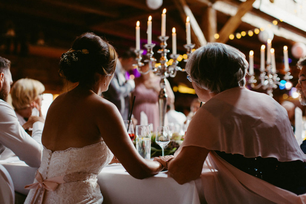 hochzeitsfotograf-kerim-kivrak-scheunenhochzeit-balzhausen-hochzeitslocation-lenderstuben-boho-destination-wedding-photographer-trauung-standesamt-hochzeitsfotoalbum-hochzeitsdeko-0183