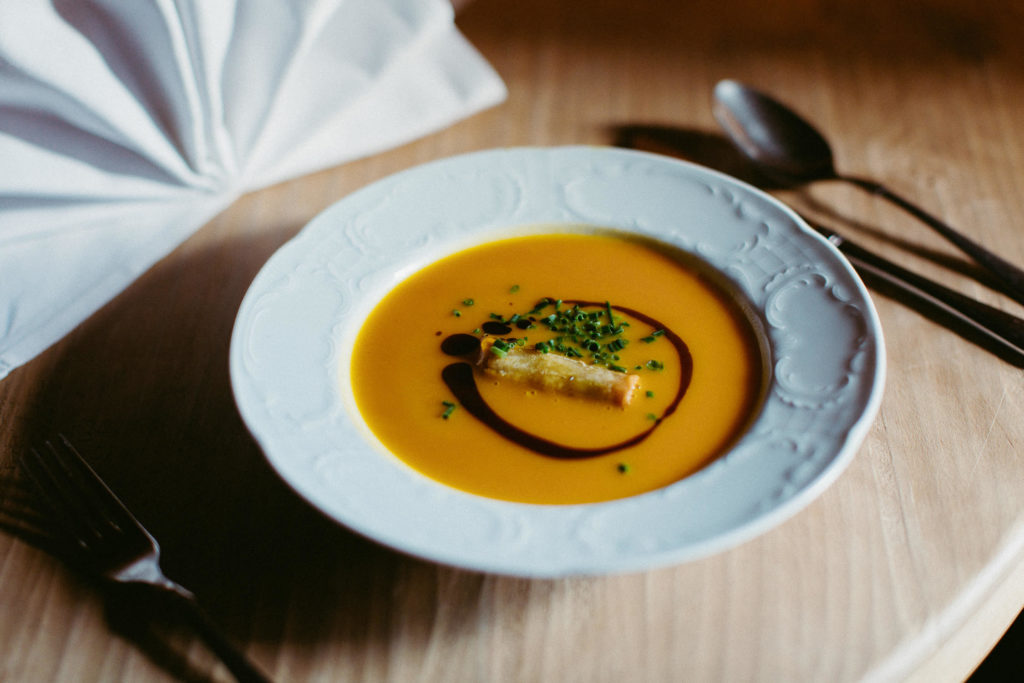 hochzeitsfotograf-kerim-kivrak-scheunenhochzeit-balzhausen-hochzeitslocation-lenderstuben-boho-destination-wedding-photographer-trauung-standesamt-hochzeitsfotoalbum-hochzeitsdeko-0186