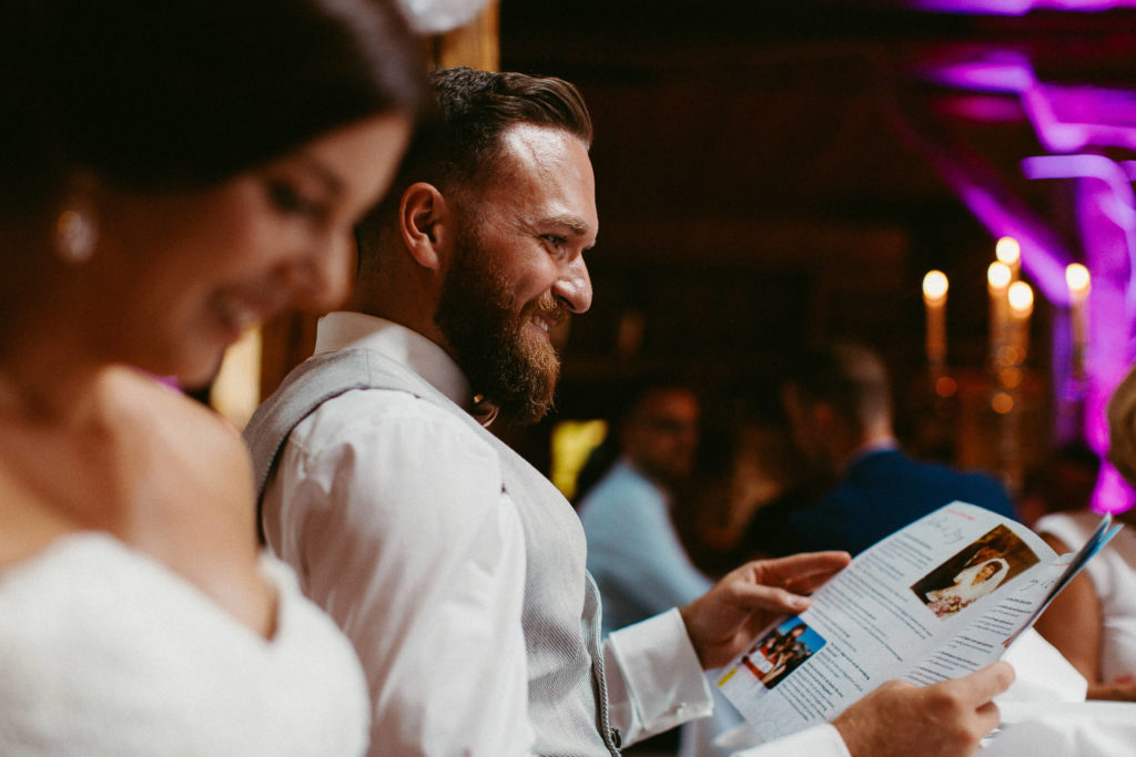 hochzeitsfotograf-kerim-kivrak-scheunenhochzeit-balzhausen-hochzeitslocation-lenderstuben-boho-destination-wedding-photographer-trauung-standesamt-hochzeitsfotoalbum-hochzeitsdeko-0190