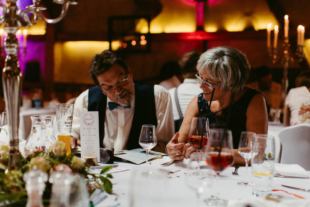 hochzeitsfotograf-kerim-kivrak-scheunenhochzeit-balzhausen-hochzeitslocation-lenderstuben-boho-destination-wedding-photographer-trauung-standesamt-hochzeitsfotoalbum-hochzeitsdeko-0192