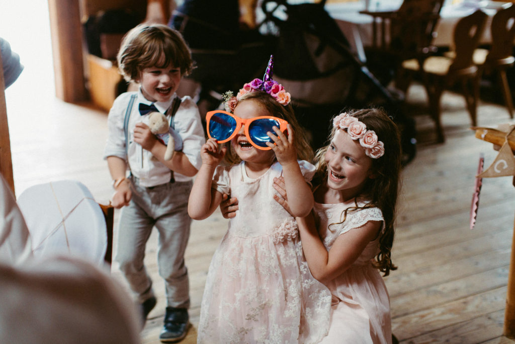 hochzeitsfotograf-kerim-kivrak-scheunenhochzeit-balzhausen-hochzeitslocation-lenderstuben-boho-destination-wedding-photographer-trauung-standesamt-hochzeitsfotoalbum-hochzeitsdeko-0193