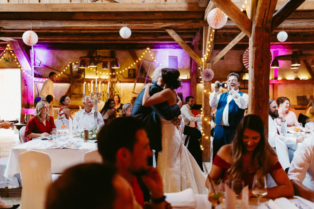hochzeitsfotograf-kerim-kivrak-scheunenhochzeit-balzhausen-hochzeitslocation-lenderstuben-boho-destination-wedding-photographer-trauung-standesamt-hochzeitsfotoalbum-hochzeitsdeko-0194