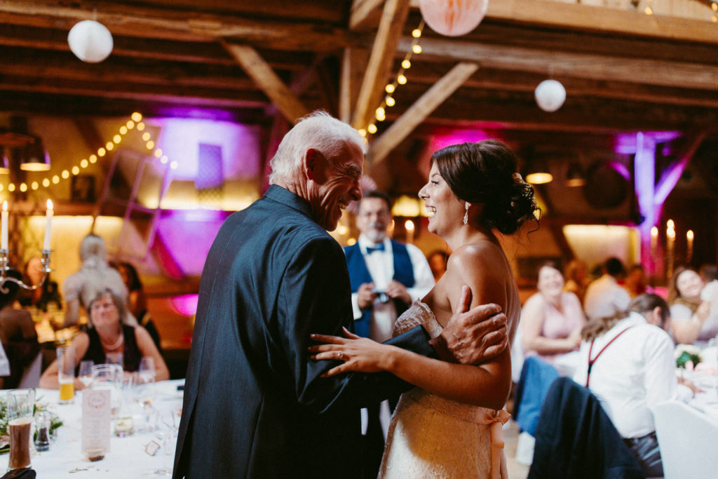 hochzeitsfotograf-kerim-kivrak-scheunenhochzeit-balzhausen-hochzeitslocation-lenderstuben-boho-destination-wedding-photographer-trauung-standesamt-hochzeitsfotoalbum-hochzeitsdeko-0195