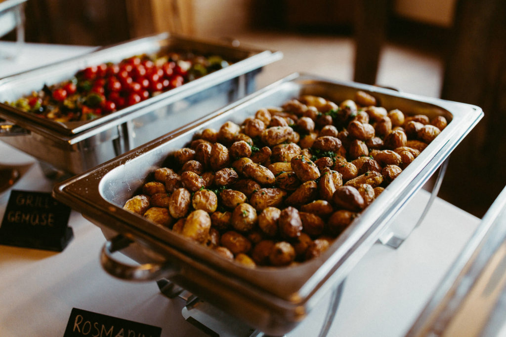 hochzeitsfotograf-kerim-kivrak-scheunenhochzeit-balzhausen-hochzeitslocation-lenderstuben-boho-destination-wedding-photographer-trauung-standesamt-hochzeitsfotoalbum-hochzeitsdeko-0198