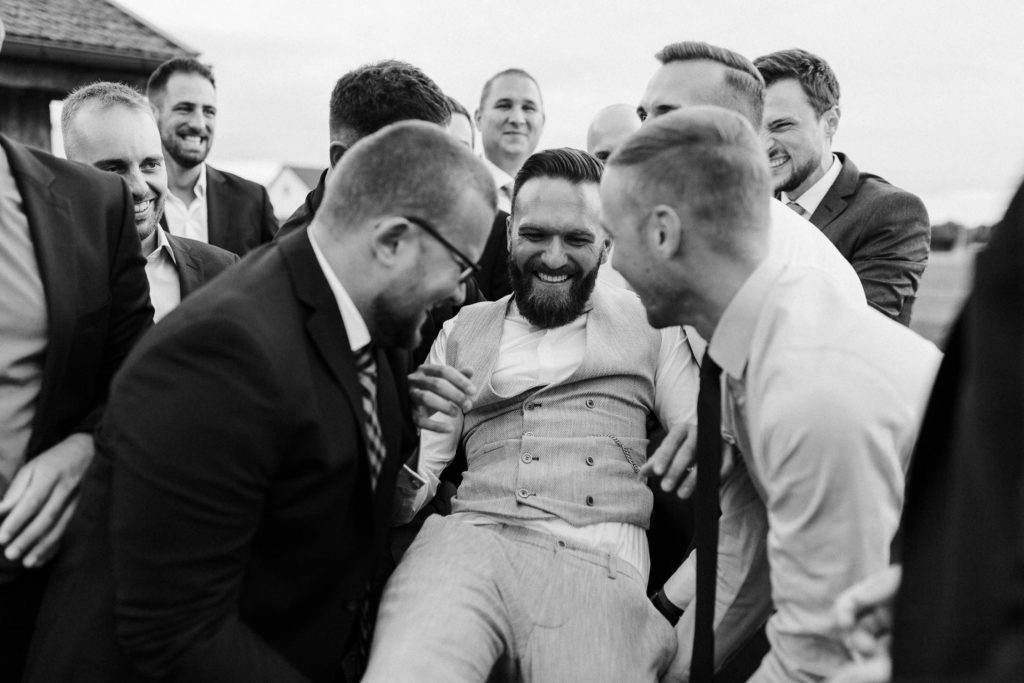 hochzeitsfotograf-kerim-kivrak-scheunenhochzeit-balzhausen-hochzeitslocation-lenderstuben-boho-destination-wedding-photographer-trauung-standesamt-hochzeitsfotoalbum-hochzeitsdeko-0210