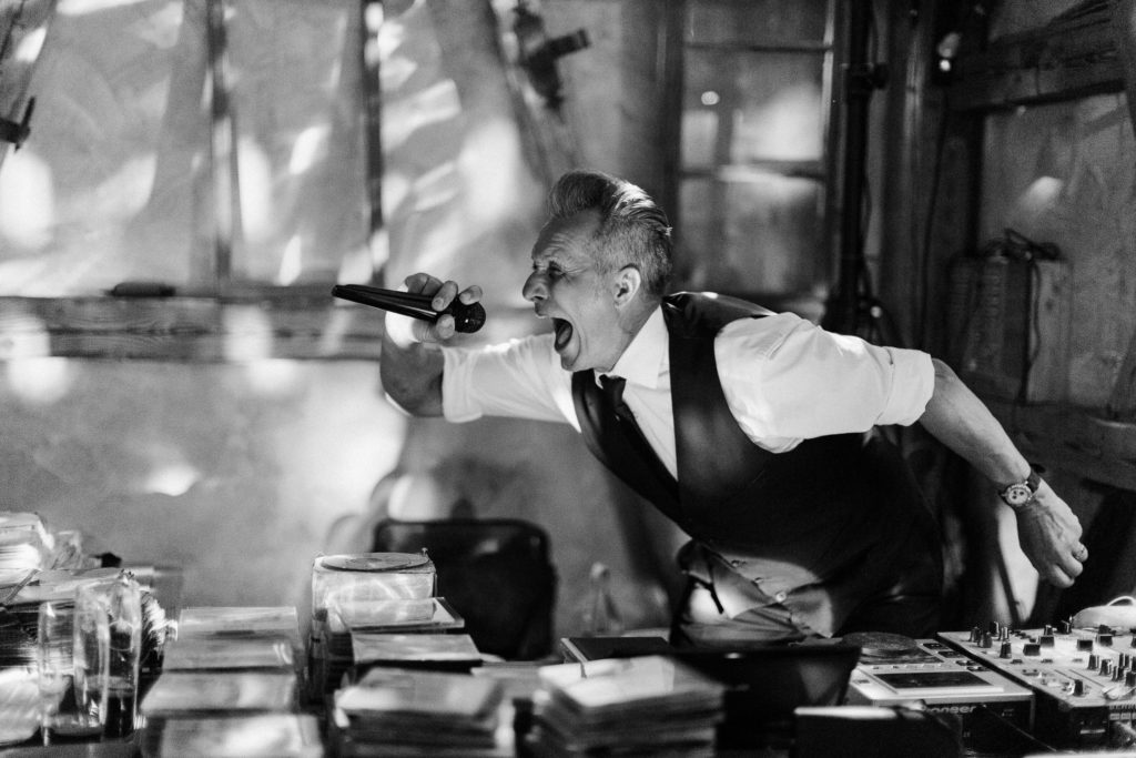 hochzeitsfotograf-kerim-kivrak-scheunenhochzeit-balzhausen-hochzeitslocation-lenderstuben-boho-destination-wedding-photographer-trauung-standesamt-hochzeitsfotoalbum-hochzeitsdeko-0212