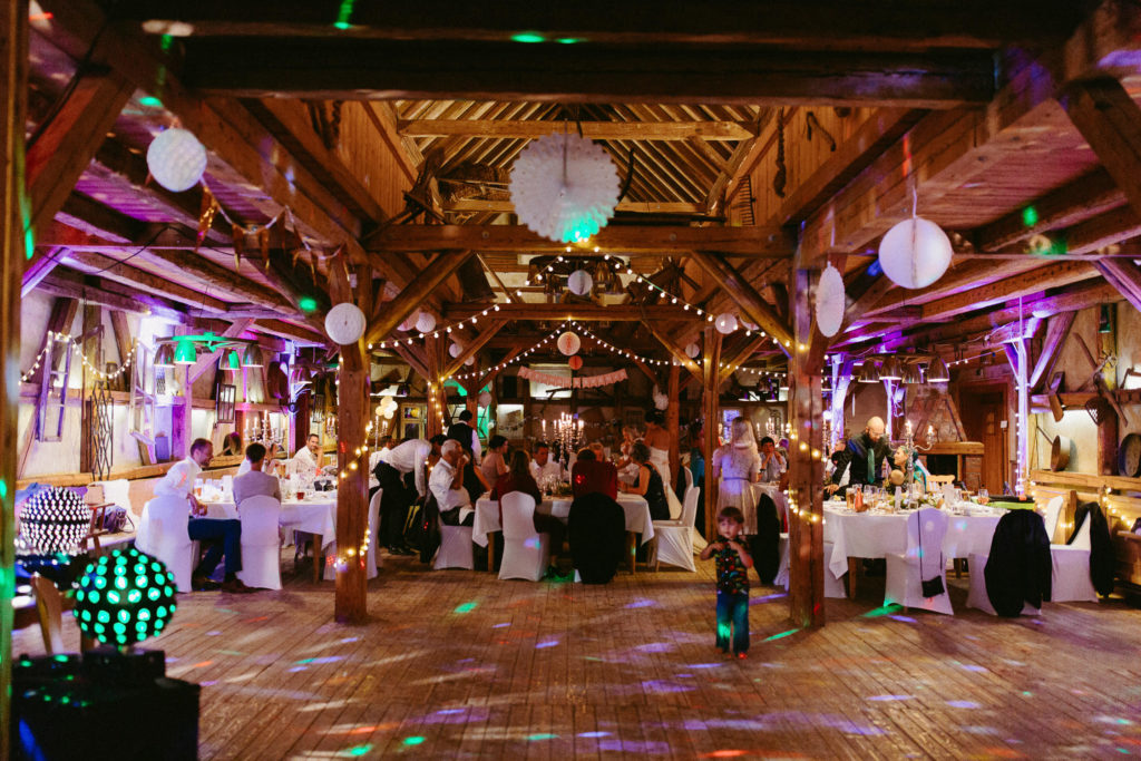 hochzeitsfotograf-kerim-kivrak-scheunenhochzeit-balzhausen-hochzeitslocation-lenderstuben-boho-destination-wedding-photographer-trauung-standesamt-hochzeitsfotoalbum-hochzeitsdeko-0213