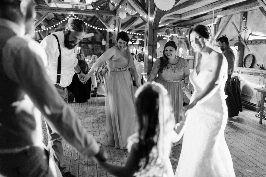 hochzeitsfotograf-kerim-kivrak-scheunenhochzeit-balzhausen-hochzeitslocation-lenderstuben-boho-destination-wedding-photographer-trauung-standesamt-hochzeitsfotoalbum-hochzeitsdeko-0216