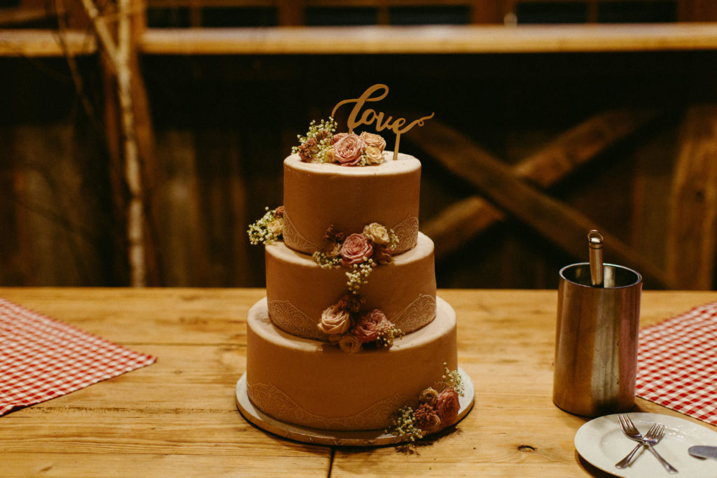 hochzeitsfotograf-kerim-kivrak-scheunenhochzeit-balzhausen-hochzeitslocation-lenderstuben-boho-destination-wedding-photographer-trauung-standesamt-hochzeitsfotoalbum-hochzeitsdeko-0217