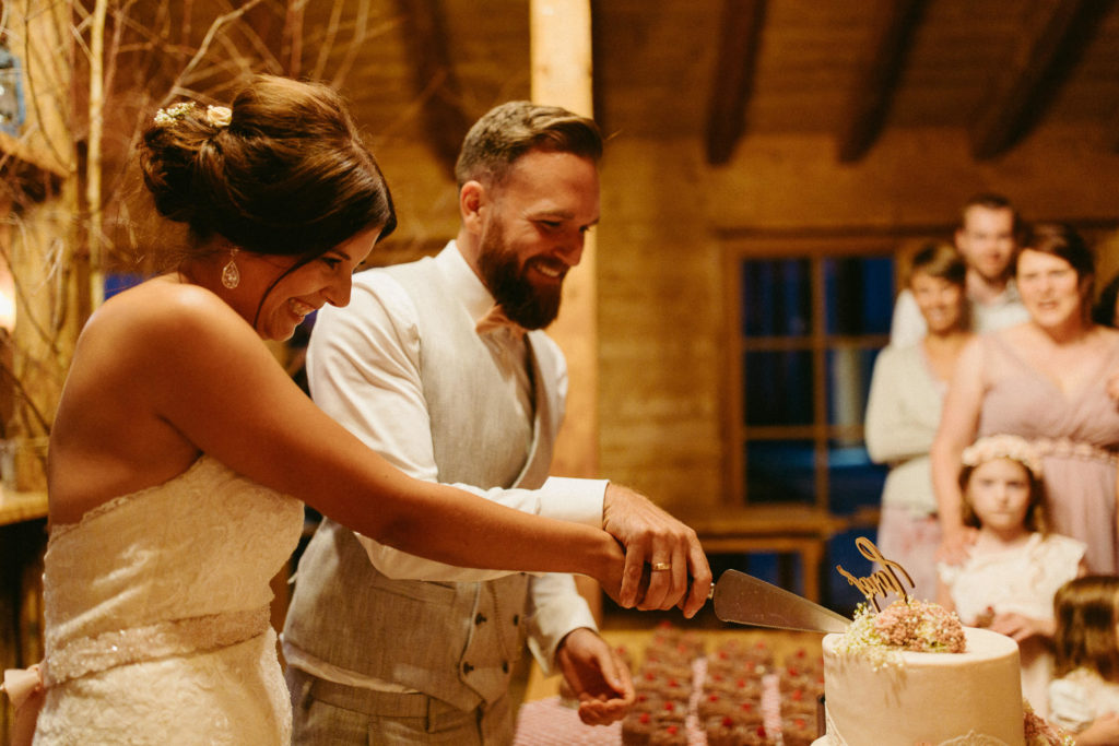 hochzeitsfotograf-kerim-kivrak-scheunenhochzeit-balzhausen-hochzeitslocation-lenderstuben-boho-destination-wedding-photographer-trauung-standesamt-hochzeitsfotoalbum-hochzeitsdeko-0218