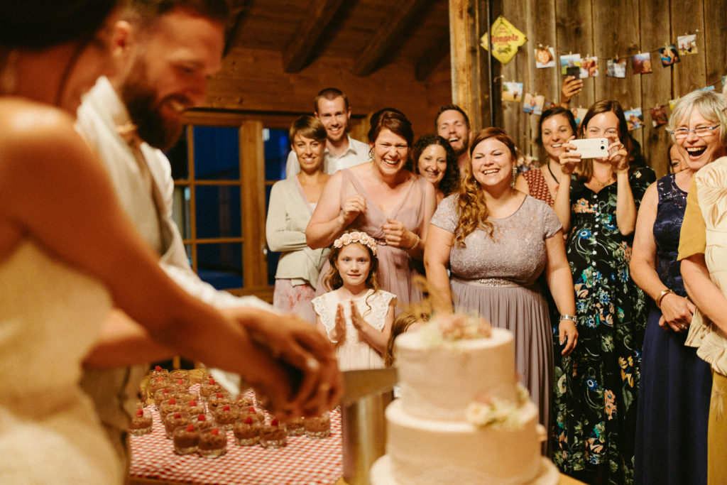 hochzeitsfotograf-kerim-kivrak-scheunenhochzeit-balzhausen-hochzeitslocation-lenderstuben-boho-destination-wedding-photographer-trauung-standesamt-hochzeitsfotoalbum-hochzeitsdeko-0220