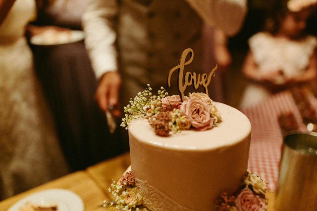 hochzeitsfotograf-kerim-kivrak-scheunenhochzeit-balzhausen-hochzeitslocation-lenderstuben-boho-destination-wedding-photographer-trauung-standesamt-hochzeitsfotoalbum-hochzeitsdeko-0221