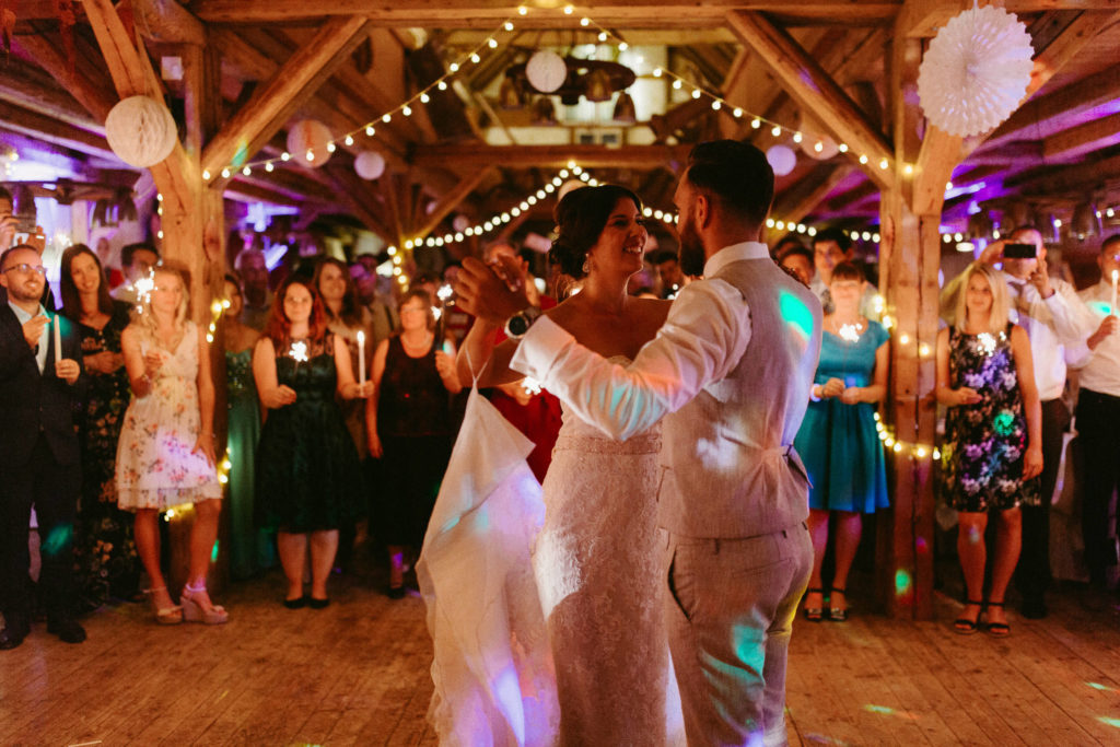 hochzeitsfotograf-kerim-kivrak-scheunenhochzeit-balzhausen-hochzeitslocation-lenderstuben-boho-destination-wedding-photographer-trauung-standesamt-hochzeitsfotoalbum-hochzeitsdeko-0223